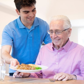 Pfleger Altenpfleger Pflegedienst Seniorenheim Foto iStock Daisy-Daisy